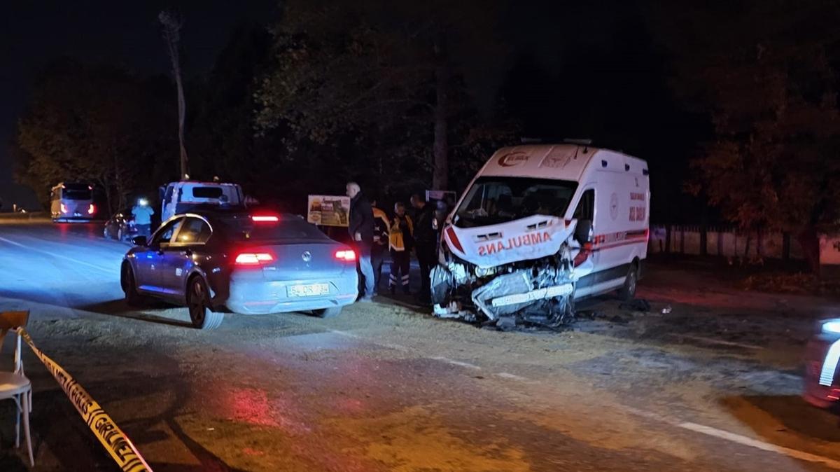 Sakarya'da ambulansn kart zincirleme kazada 1 kii ld 3 salk personeli yaraland