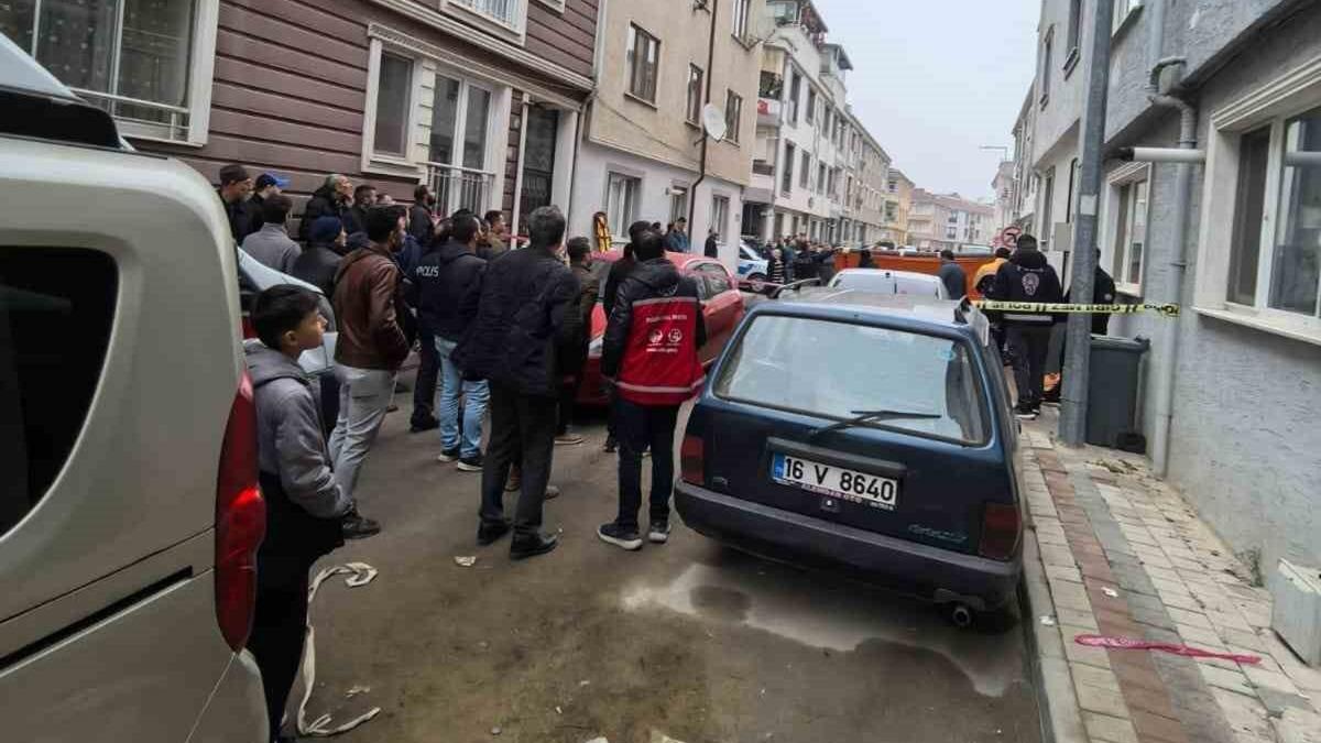 Bursa'da vahet! Eini kemerle boarak ldrd! ntihar iin atya kt