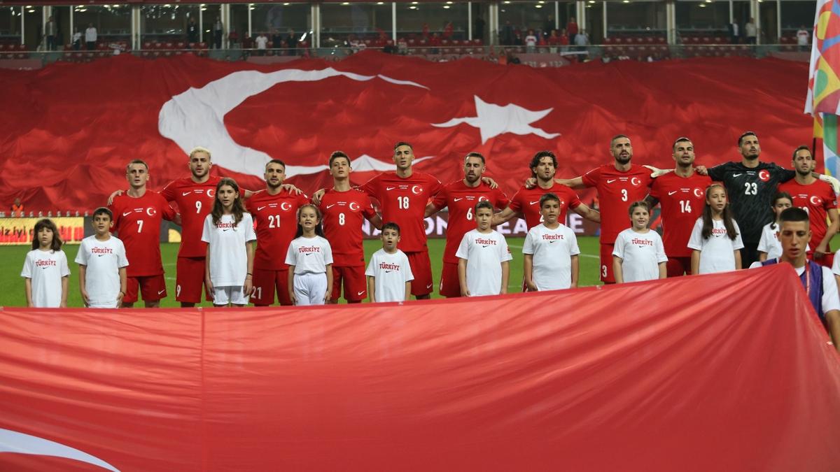 Kayserili futbolseverler milli ma bekliyor