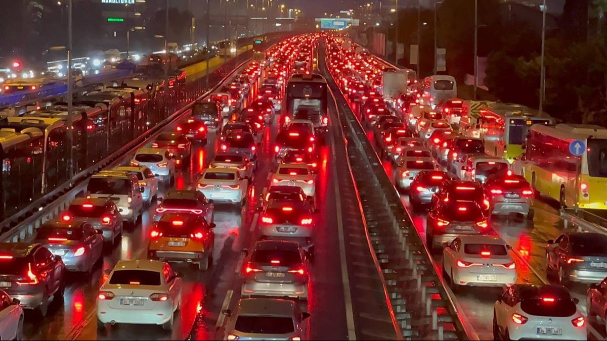 stanbul'da trafik younluu yzde 90'a ulat: Kpr ve ana arterler kilit