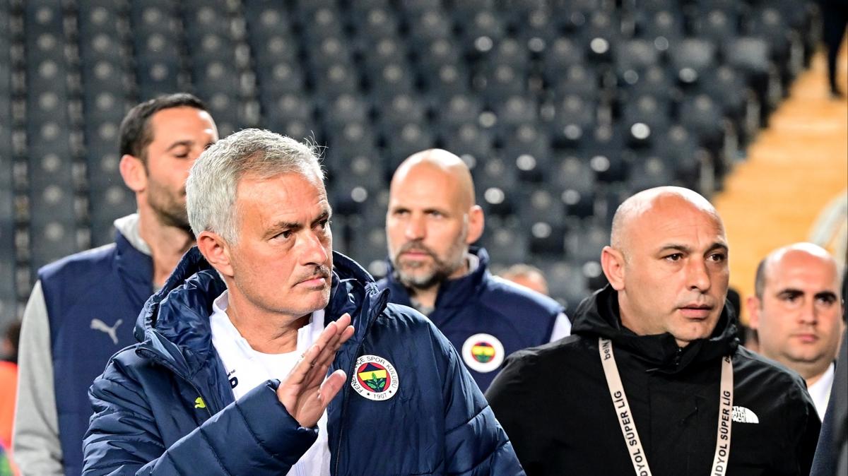 Jose Mourinho: 3'l savunma oynayabiliriz