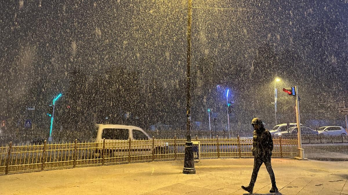 Caddeler ve sokaklar beyaza brnd: Erzurum'da kar etkili oldu