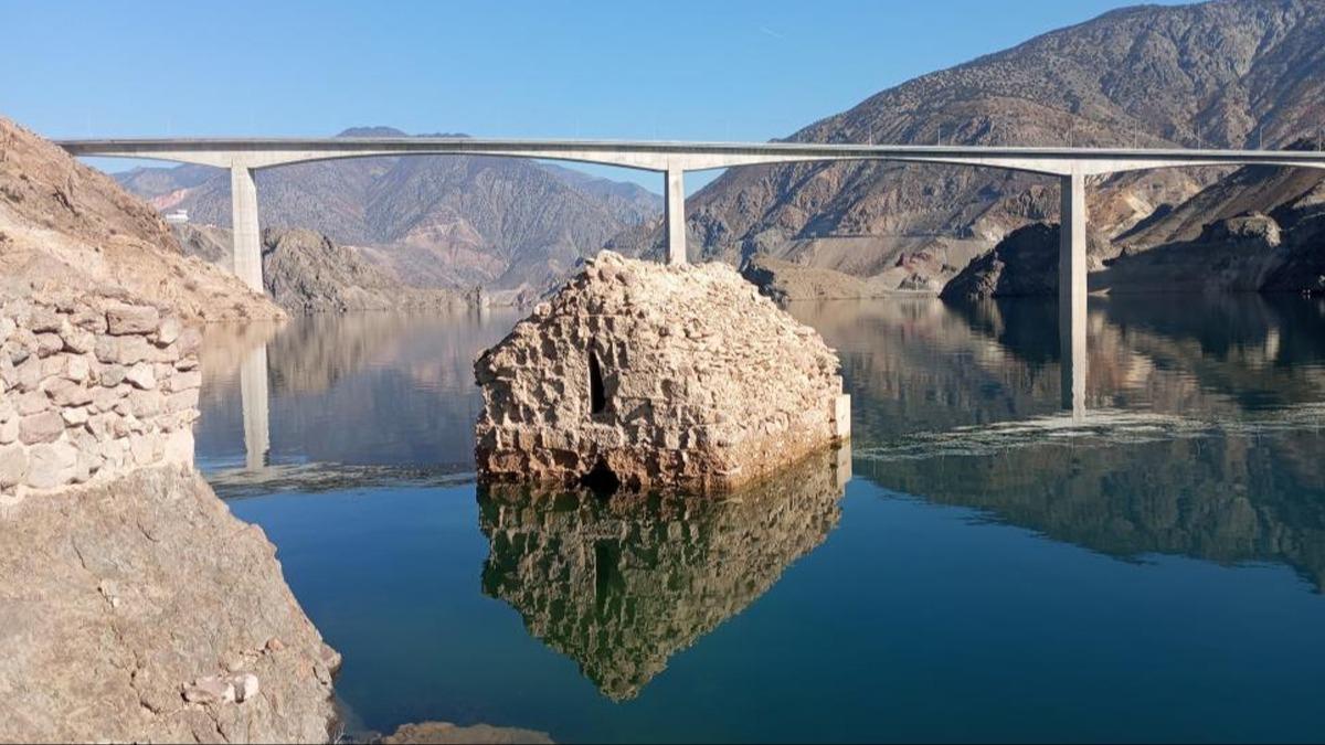 Sular ekilince gn yzne kt! Artk tekneyle ulalyor