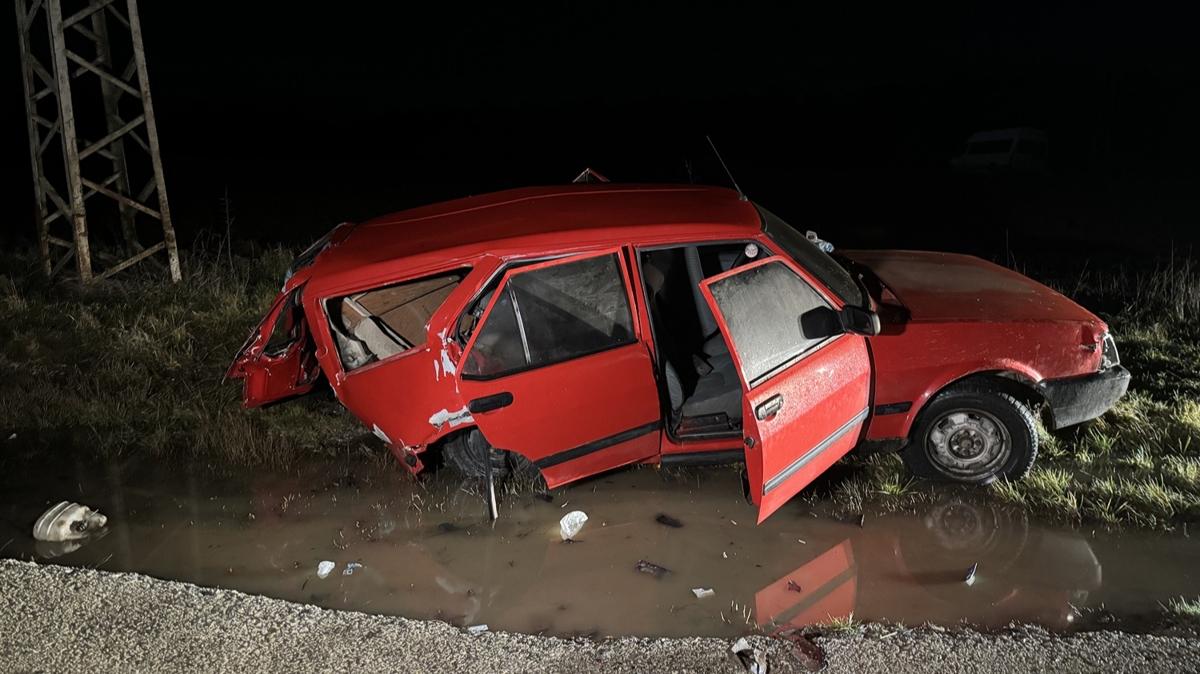 Kastamonu'da hafif ticari ara ile otomobilin arpt kazada 1 kii ld, 2 kii yaraland