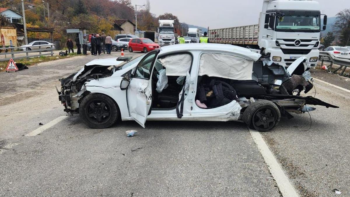 Bilecik'te retmen anne ve kz trafik kazasnda hayatn kaybetti