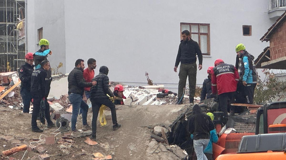 Malatya'da 4 katl bir binada ykm srasnda gk: Enkaz altnda kalan kepe operatr kurtarld 