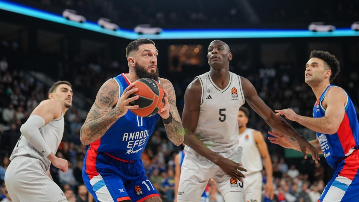 Anadolu Efes, evinde Paris Basket'e kaybetti