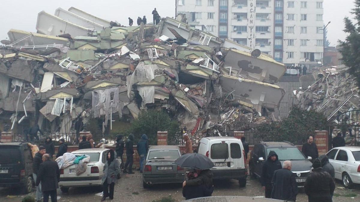 Depremde yerle bir olan Ebrar Sitesi F Blok'a ilikin yeni bilirkii raporu