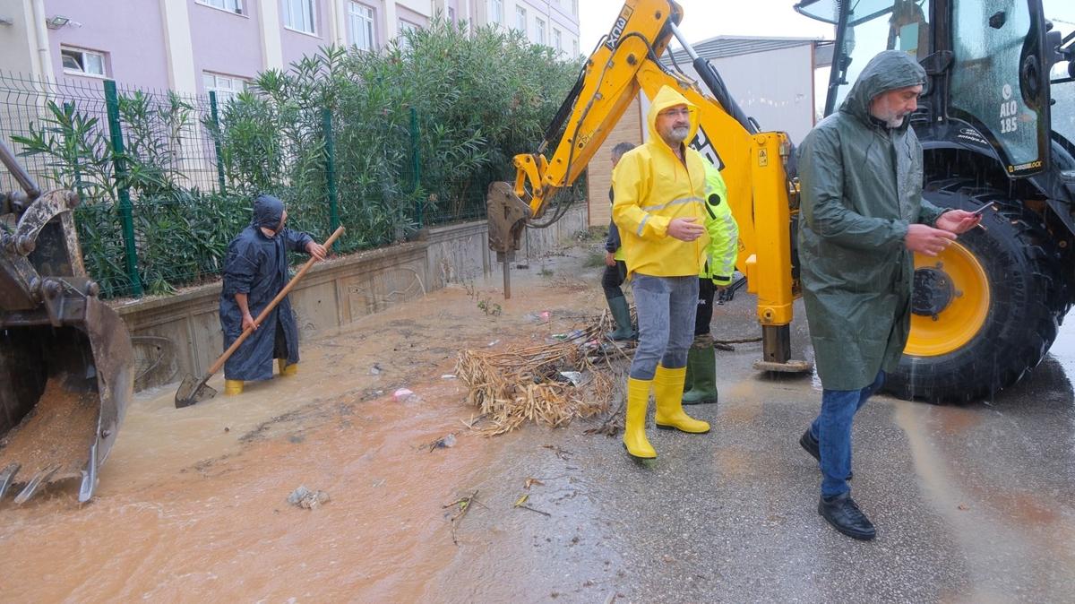 Antalya'da meydana gelen selde mahsur kalan 403 kii AFAD tarafndan tahliye edildi