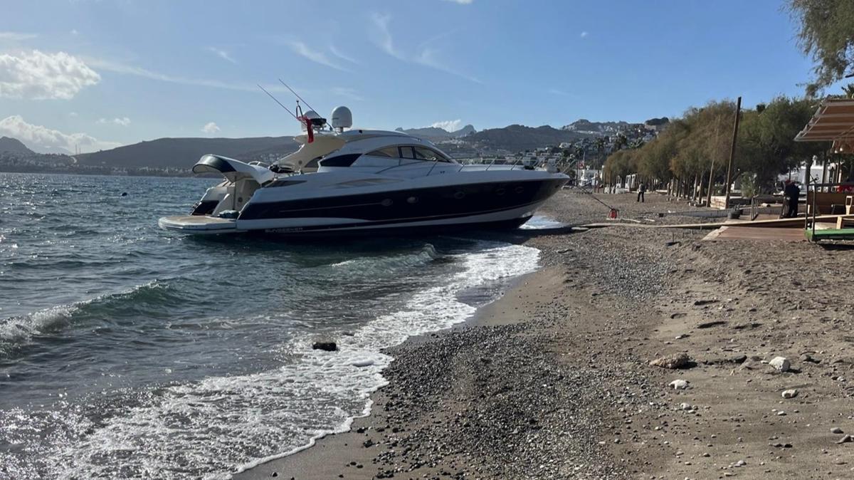 Bodrum'da akta demirli yat rzgar nedeniyle karaya srklendi