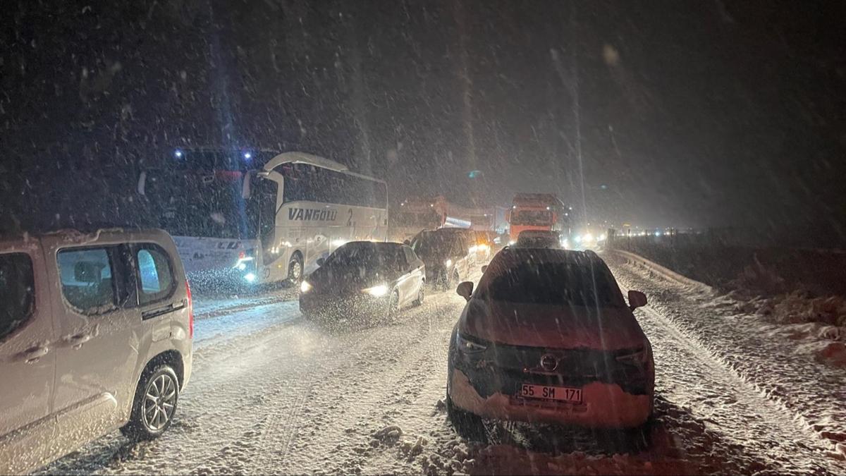 Bakan Uralolu: Bolu Da Ankara istikametindeki kazaya ekipler mdahale ediyor