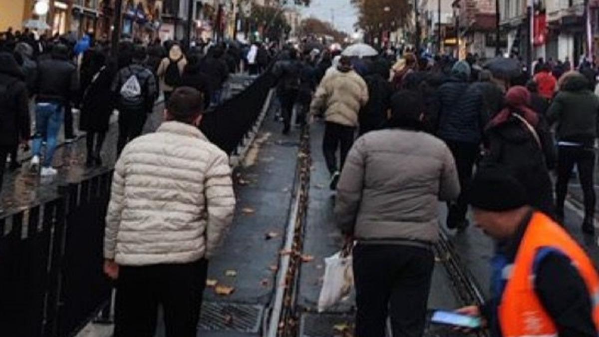 stanbul'da tramvay ilesi! Yolcular raylarda yrd