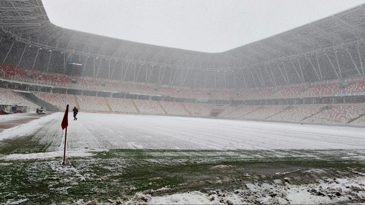 Sivasspor - Kasmpaa mann hakemi Burak Pakkan stadyum zeminini inceledi  