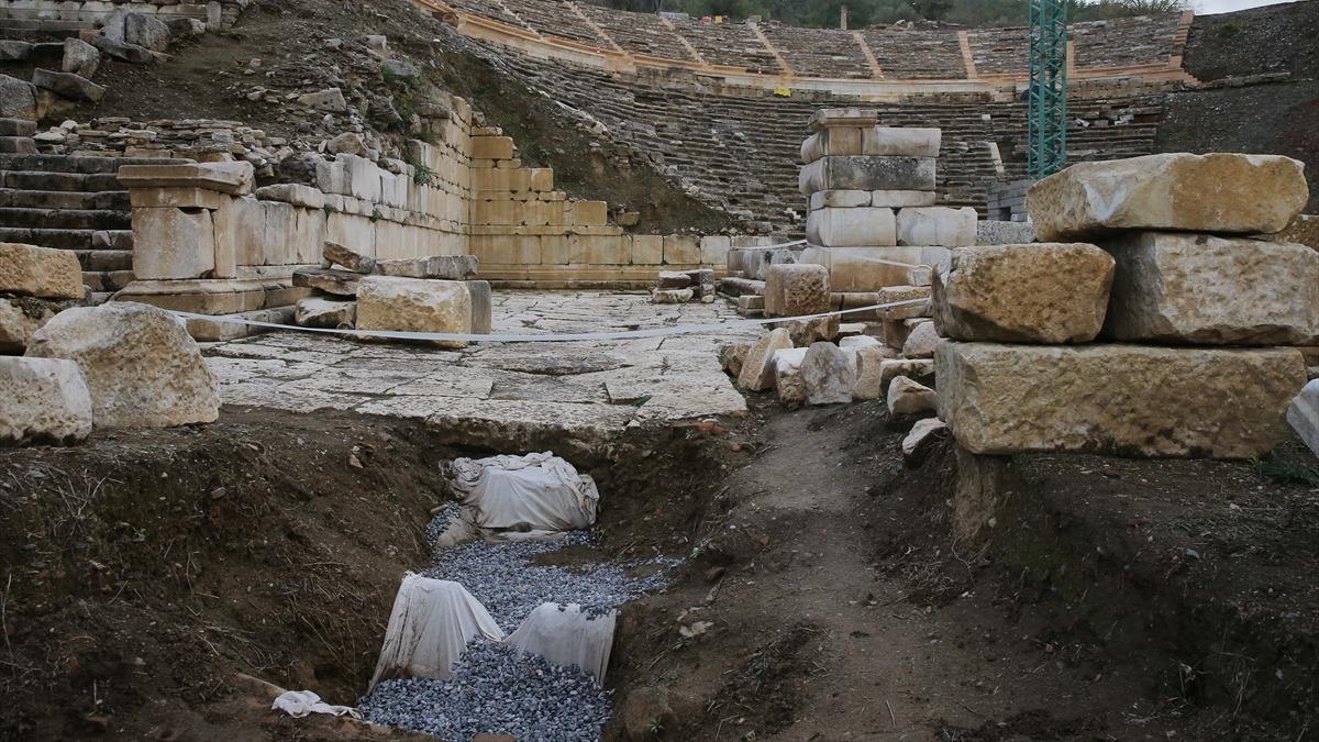 Stratonikeia'nn tiyatro ksmnda da 2 bin 250 yllk kanalizasyon sistemi bulundu