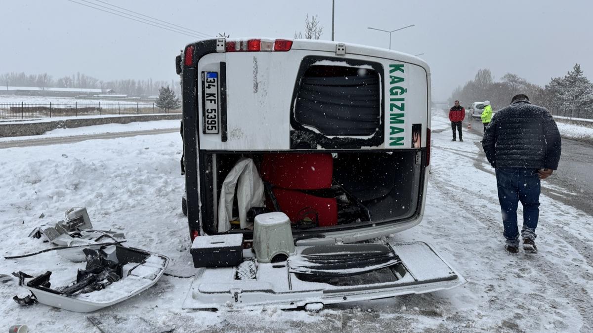 Erzurum'da minibs devrildi