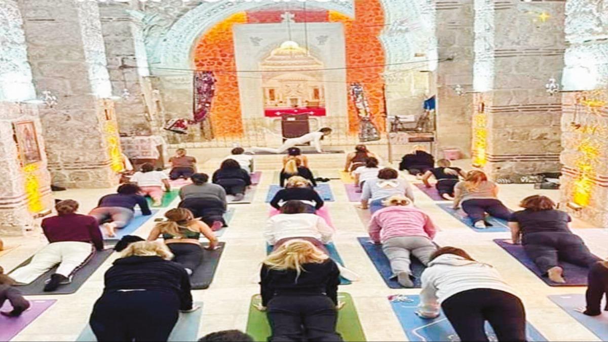 badethanede byk saygszlk! Kilisede yoga seans tepki ekti