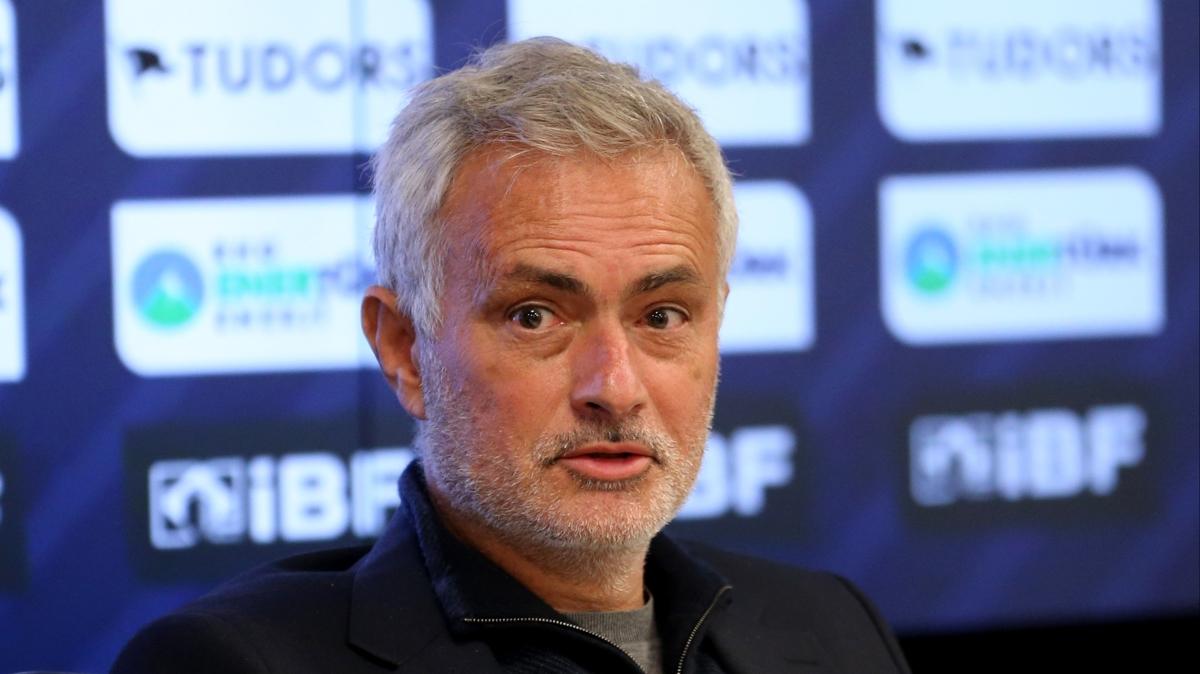 Mourinho basn toplantsnda konutu! ''Buraya 15 oyuncuyla geldik''