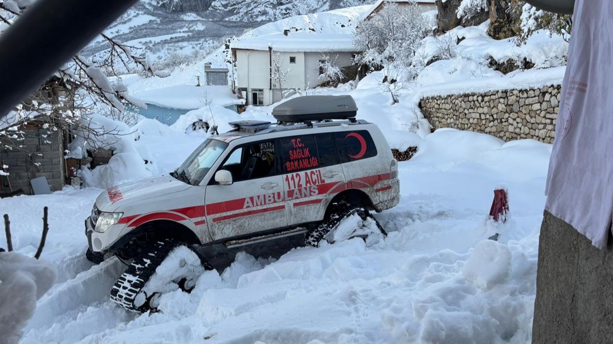 Tipi nedeniyle yolu kapanan kydeki hasta, paletli ambulansla hastaneye gtrld