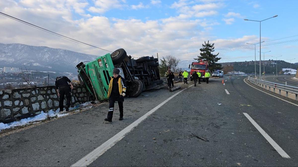 Tomruk ykl kamyonun devrilmesi sonucu 2 kii hayatn kaybetti