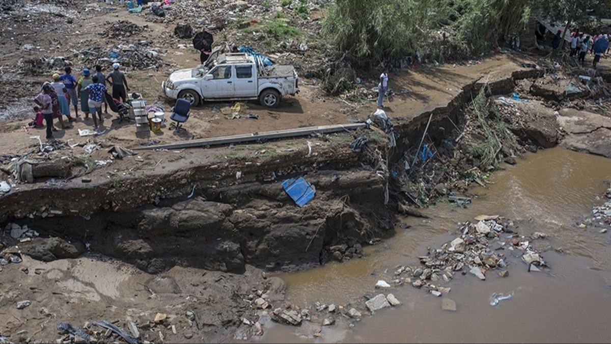 Uganda'da iddetli yalar sonucu meydana gelen toprak kaymasnda 15 kii ld