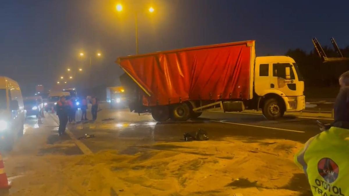 Esenyurt TEM'de trafii kilitleyen kaza