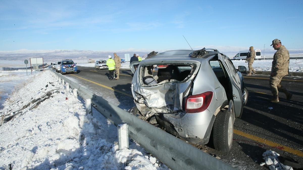 Kars'ta retmenleri tayan minibs otomobile arpt