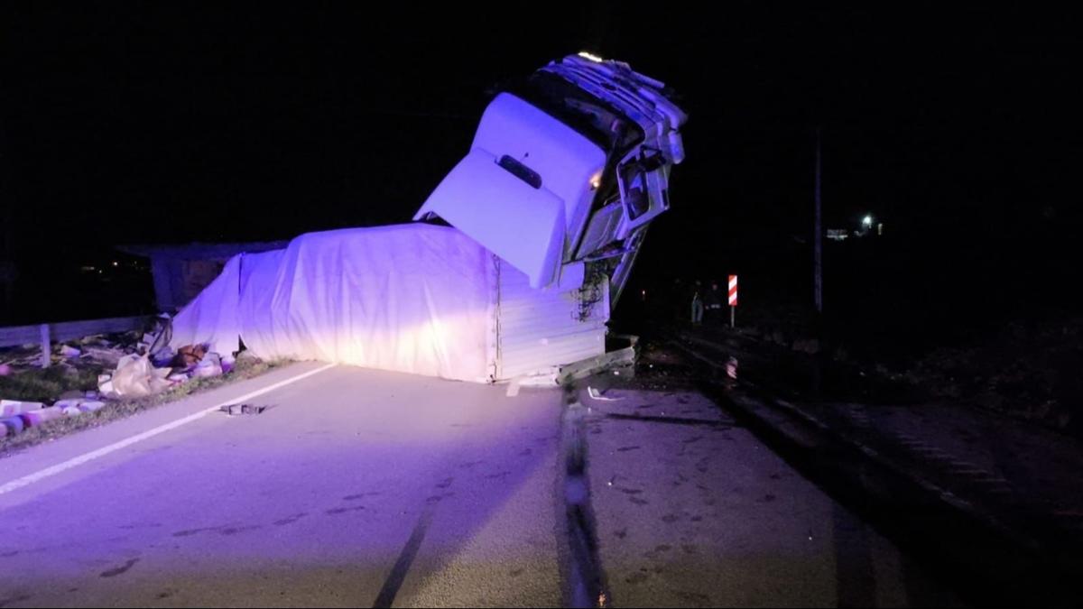 Amasya'da tr kazas: Yola salan malzemeler yolu kapatt