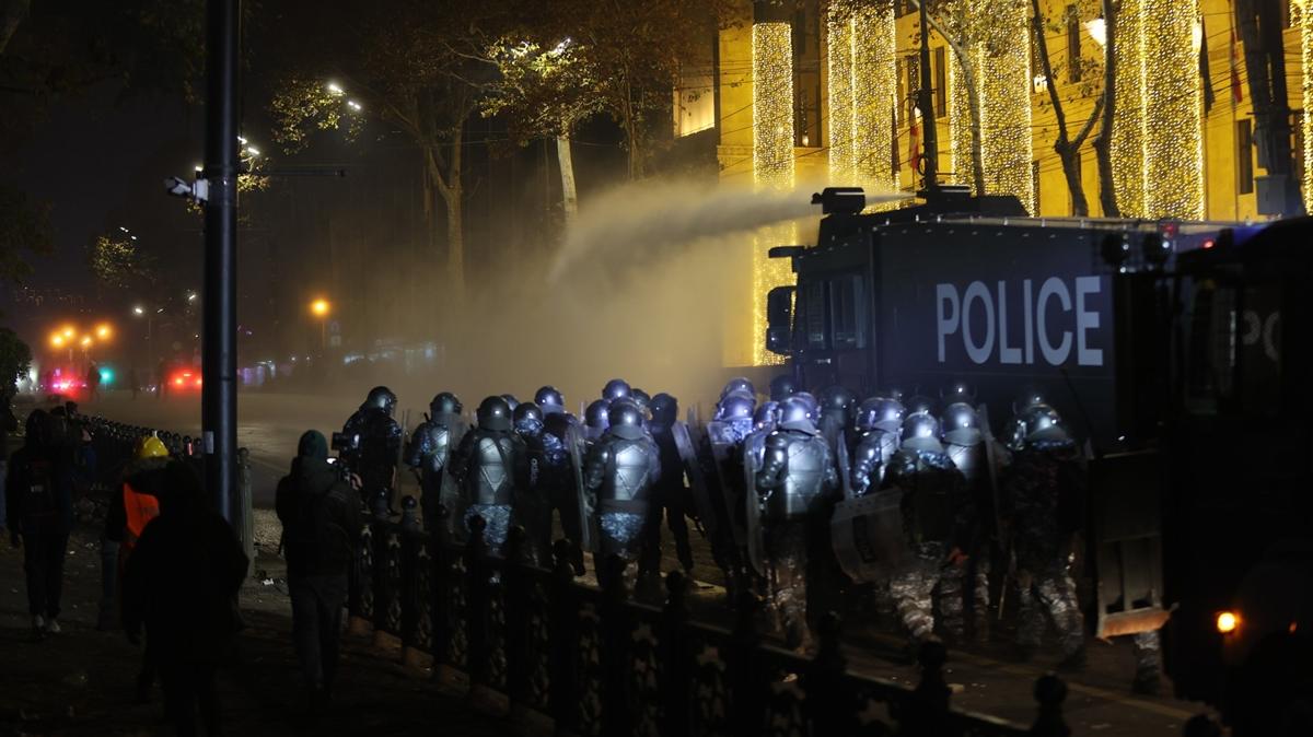 Grcistan'da haraketli gece! Barikat polisin mdahalesi ile ald