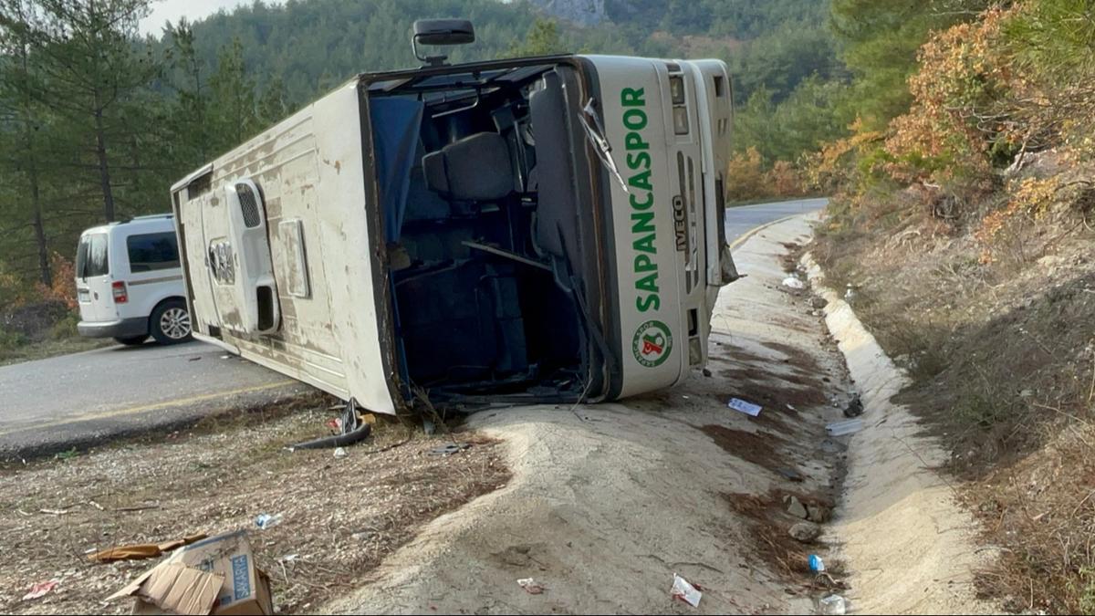 Sakarya'da renci midibs devrildi: ok sayda yaral var