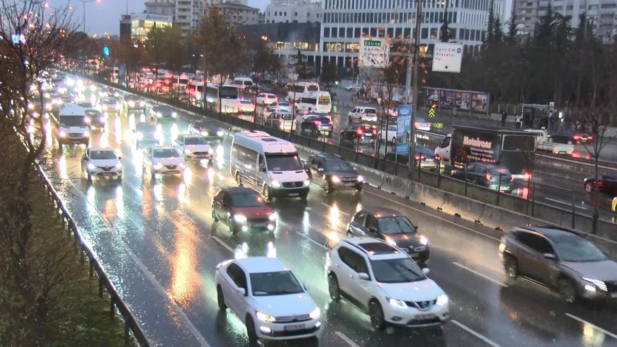 stanbul'da baz yollarda trafik younluu yaanyor