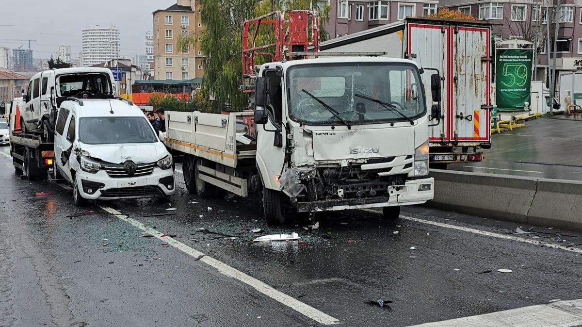 Kkekmece'de zincirleme trafik kazas! 4 ara birbirine girdi, bir kii yaraland