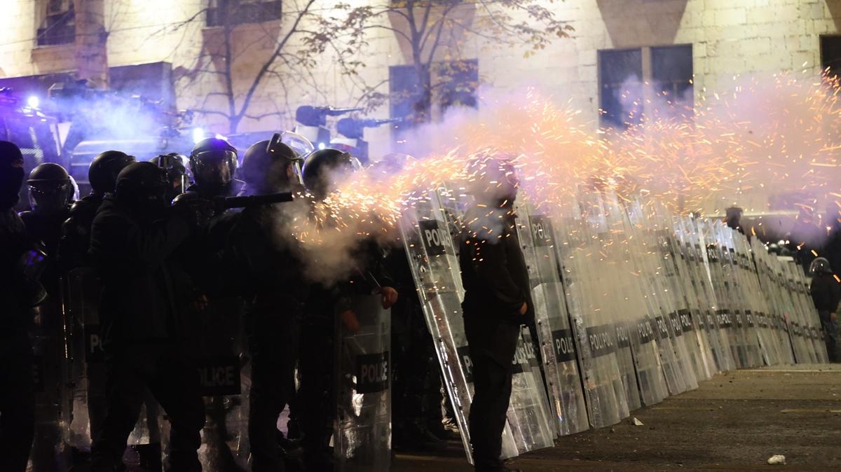 Polis mdahale etti: Grcistan'da gstericiler dalmaya balad 