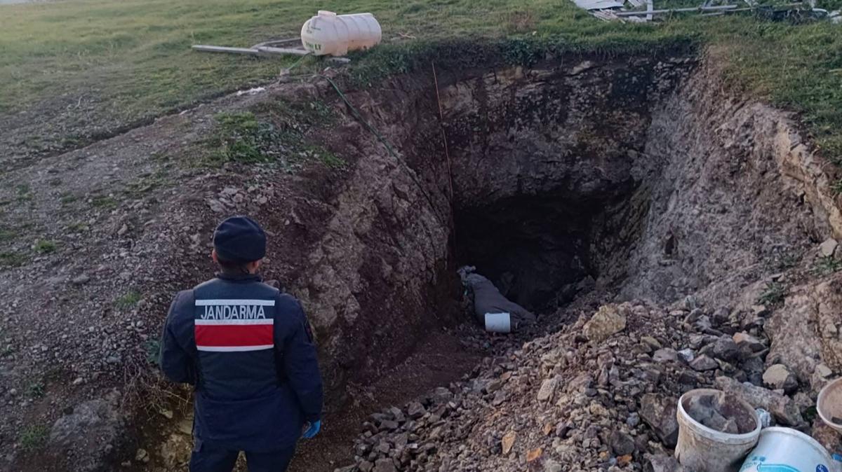 Evinin bahesinde 3 metrelik ukur ap kaak kaz yapan zanl yakaland