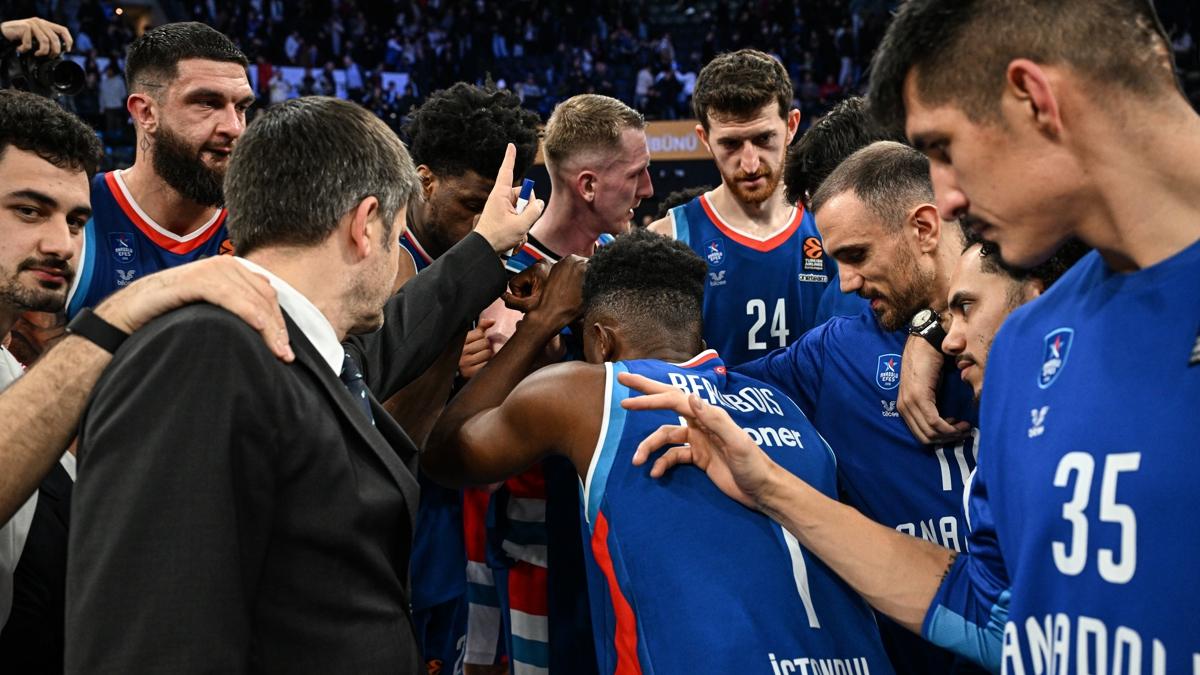 Anadolu Efes ift ma haftasnda 2'de 2 iin sahaya kacak