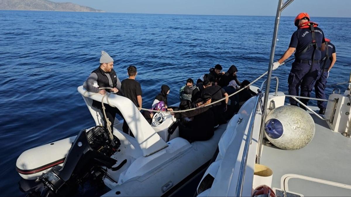 Kuadas'nda lastik botla denize alan 23 dzensiz gmen yakaland