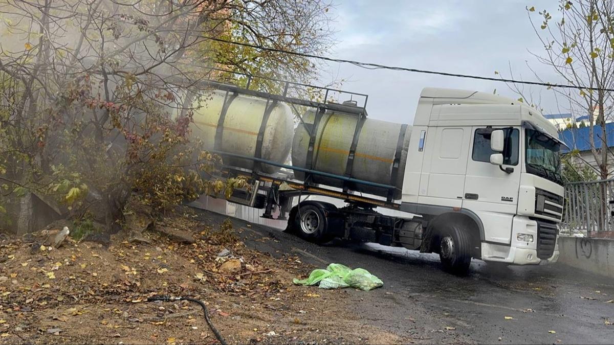 Pendik'te tanker faciası! Kimyasal madde yola döküldü