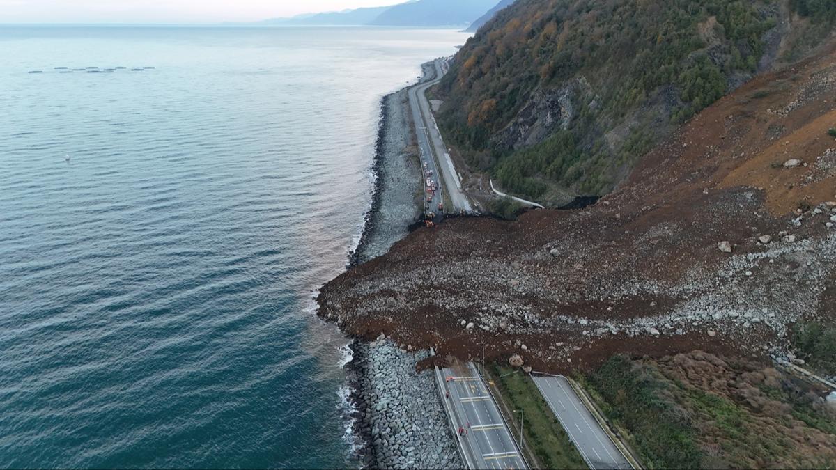 Artvin'de heyelan sonucu Karadeniz Sahil Yolu ulama kapand