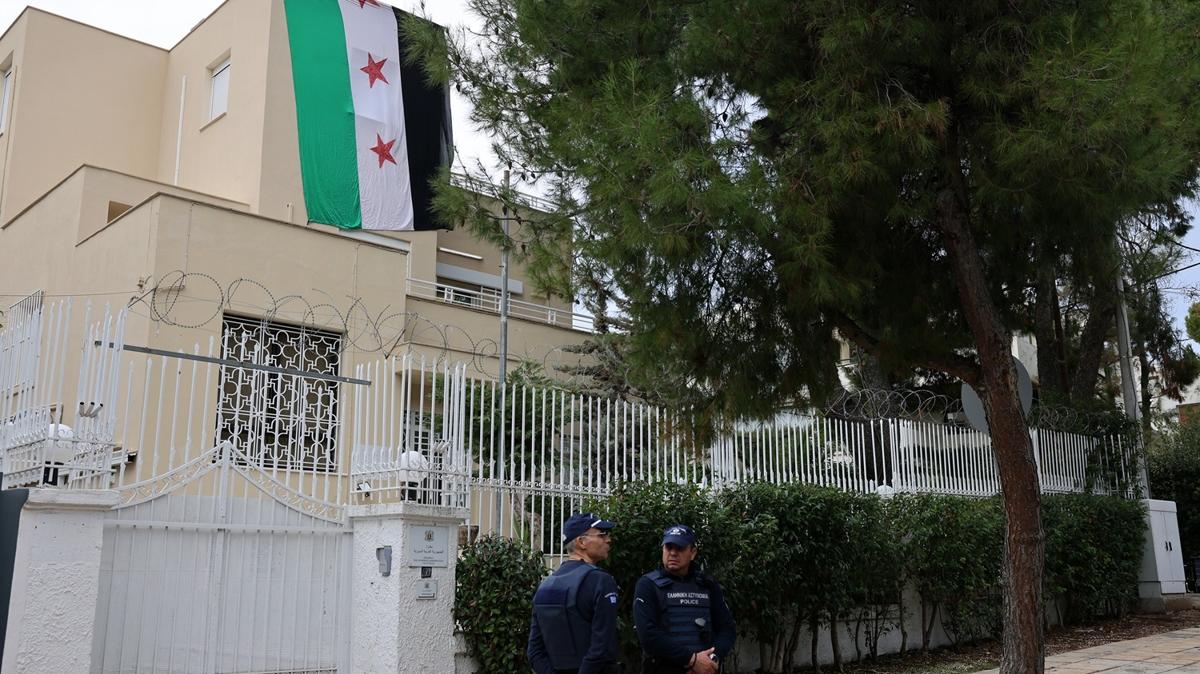 Suriye'nin yurtd bykeliliklerine ''devrim bayra'' aslyor