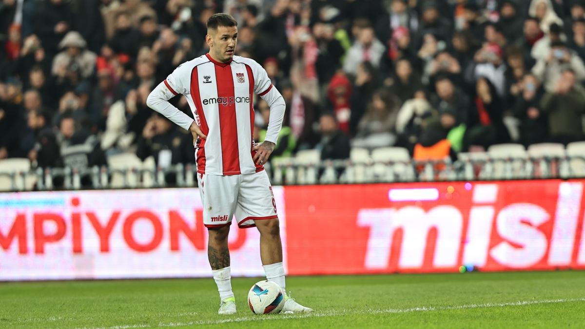 Sivasspor'dan Rey Manaj aklamas
