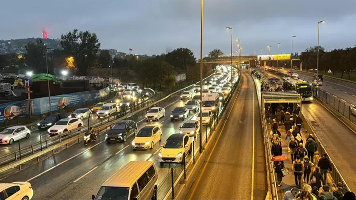 stanbul'da trafik kilit! Younluk yzde 90'a ulat