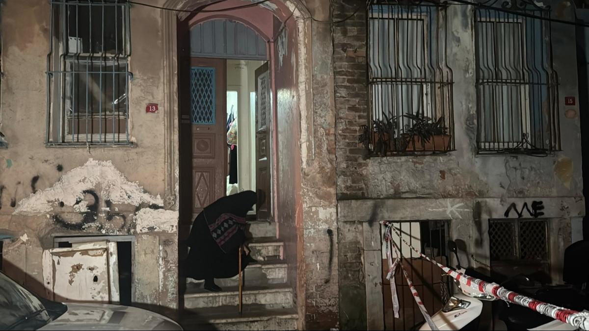 Fatih'te metruk binada kısmi çökme! Ekiplerden yıkım kararı