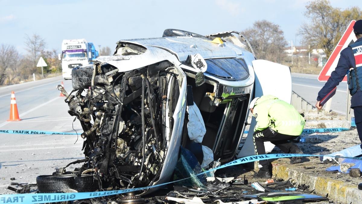 Otomobil takla att� ibre 130'da tak�l� kald�: 3 �l�