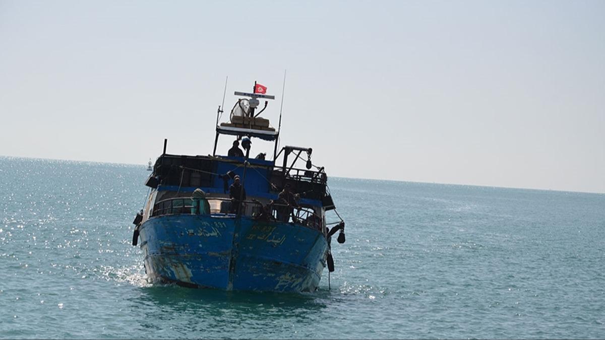 Tunus aklarnda dzensiz gmenleri tayan teknenin alabora olmas sonucu 9 kii hayatn kaybetti