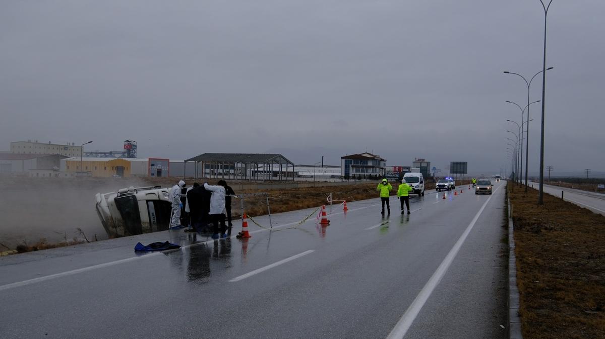 Konya'da devrilen kimyasal madde taşıyan tankerin sürücüsü öldü