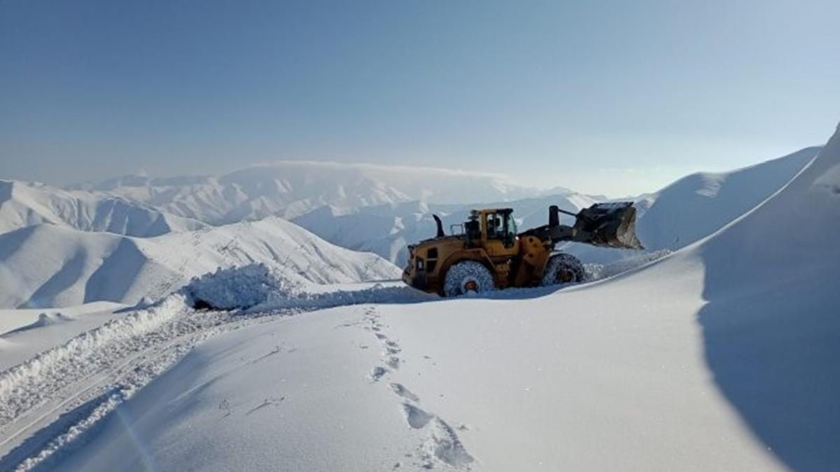 Hakkari'de s blgelerinde karla mcadele almas sryor 