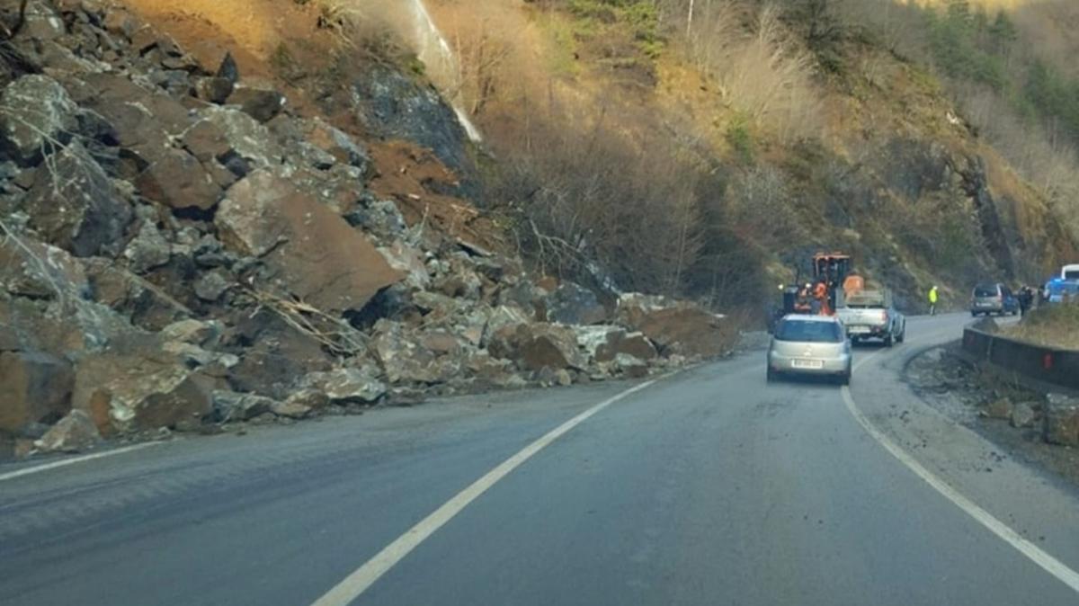 Artvin-Hopa kara yolunda heyelan! Ulam kontroll salanmaya balad