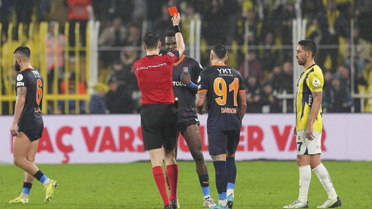 Edin Dzeko'ya kafa atmt! Ousseynou Ba'nn cezas belli oldu