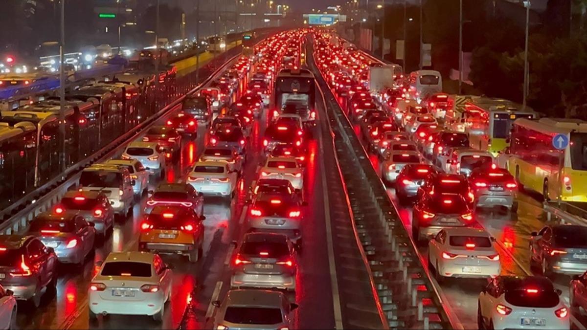 stanbul'da trafik younluu! Uzun kuyruklar olutu