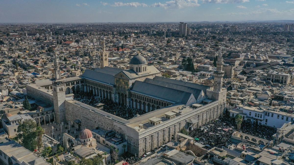 Emevi Camii'nde ikinci cuma namaz! Binlerce Suriyeli akn etti 