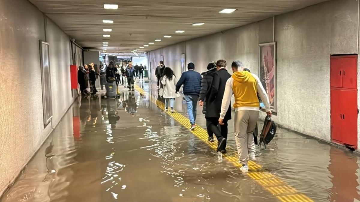 stanbullunun ilesi bitmiyor! Fatih'te metro alt geidini kanalizasyon suyu bast